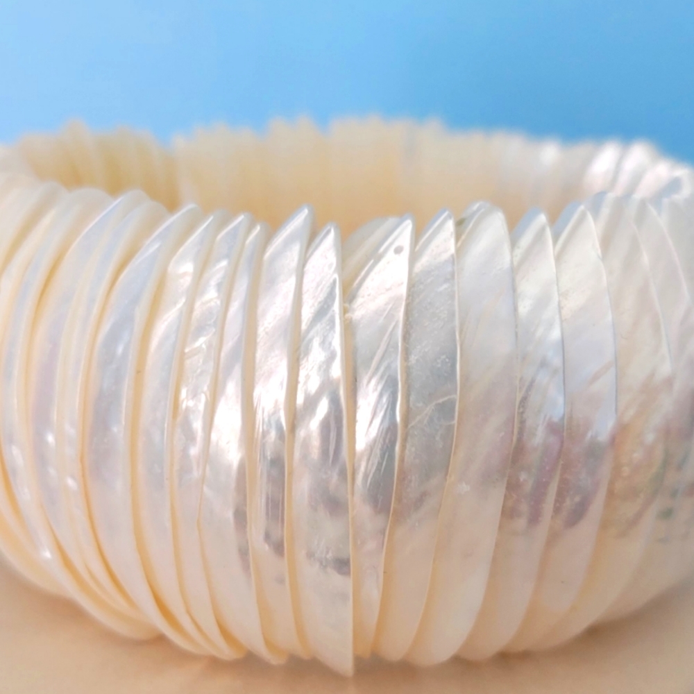 Vintage gorgeous mother of pearl stretch bracelet